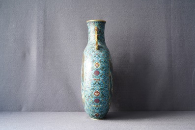 Een Chinese cloisonn&eacute; 'moonflask' vaas met herten en kraanvogels, Qianlong merk, 19e eeuw