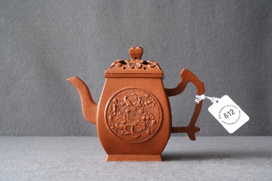 A Chinese Yixing stoneware teapot and cover, Jingxi Hua Feng Xiang Zhi mark, 18/19th C.