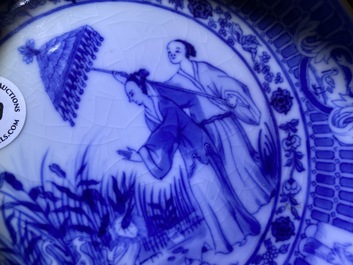 Deux assiettes en porcelaine de Chine en bleu et blanc &agrave; d&eacute;cor 'Dames au Parasol', 18&egrave;me