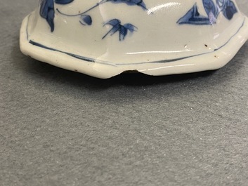 Deux vases en porcelaine de Chine en bleu et blanc &agrave; d&eacute;cor floral, &eacute;poque Transition