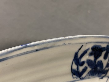 Un bassin en porcelaine de Chine en bleu et blanc &agrave; d&eacute;cor de figures dans un paysage, Wanli