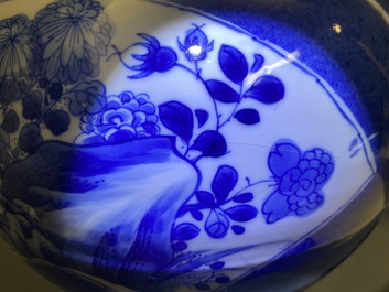 Un vase en porcelaine de Chine en bleu et blanc &agrave; fond bleu poudr&eacute;, Kangxi