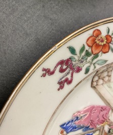 Une paire d'assiettes en porcelaine de Chine famille rose &agrave; d&eacute;cor d'une femme allaitante, Yongzheng