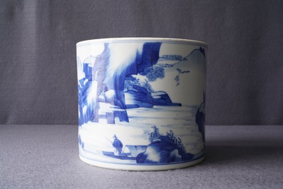 Een Chinese blauw-witte penselenbeker met een fijn landschap, Kangxi