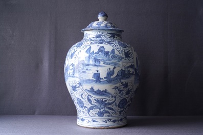 Een Chinese blauw-witte dekselvaas met figuratieve medaillons, Wanli