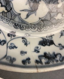 Deux plats en porcelaine de Chine en bleu et blanc &agrave; d&eacute;cor d'un paon et de poissons, Hongzhi