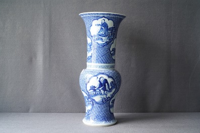 Une vase de forme yenyen en porcelaine de Chine en bleu et blanc, Kangxi