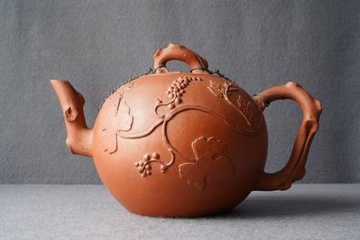 Een grote Chinese Yixing steengoed theepot met druivenranken in reli&euml;f, Kangxi