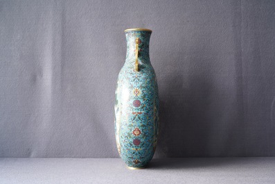 Een Chinese cloisonn&eacute; 'moonflask' vaas met herten en kraanvogels, Qianlong merk, 19e eeuw