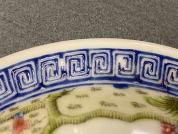 Une paire de bols couverts en porcelaine de Chine famille rose, marque de Qianlong, R&eacute;publique