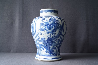 Un vase en porcelaine de Chine en bleu et blanc &agrave; d&eacute;cor de dragons, Kangxi