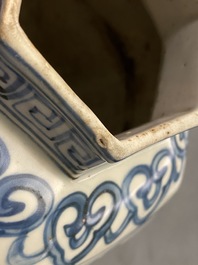 Een Chinese hexagonale blauw-witte vaas met lotusslingers, gemerkt met haas, Wanli