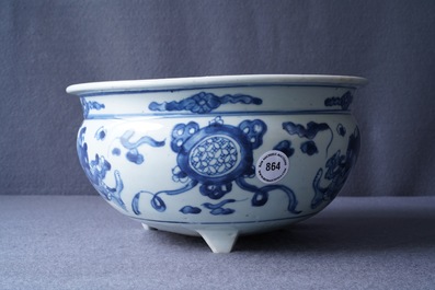 Un grand br&ucirc;le-parfum en porcelaine de Chine en bleu et blanc, Ming