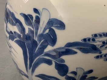 Un pot &agrave; gingembre en porcelaine de Chine en bleu et blanc &agrave; d&eacute;cor figuratif, Kangxi