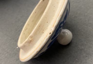 Een Chinese blauw-witte wijnkan met figuren, Wanli