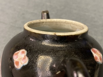Une paire de th&eacute;i&egrave;res en porcelaine de Chine famille rose sur fond noir, Yongzheng/Qianlong