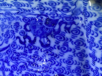 Deux figures de Bouddha en porcelaine de Chine en bleu et blanc, 19/20&egrave;me