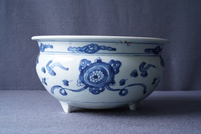 Un grand br&ucirc;le-parfum en porcelaine de Chine en bleu et blanc, Ming