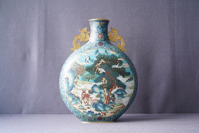 Een Chinese cloisonn&eacute; 'moonflask' vaas met herten en kraanvogels, Qianlong merk, 19e eeuw