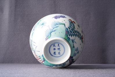 Un bol en porcelaine de Chine doucai &agrave; d&eacute;cor d'un singe et d'un cerf, marque de Chenghua, Kangxi