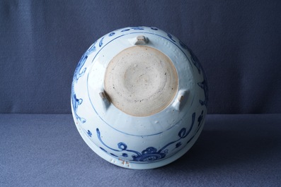 Un grand br&ucirc;le-parfum en porcelaine de Chine en bleu et blanc, Ming