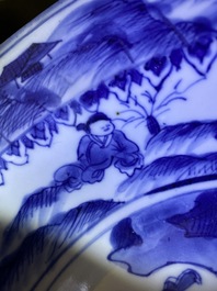 Un bassin en porcelaine de Chine en bleu et blanc &agrave; d&eacute;cor de figures dans un paysage, Wanli