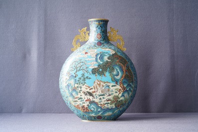 Een Chinese cloisonn&eacute; 'moonflask' vaas met herten en kraanvogels, Qianlong merk, 19e eeuw