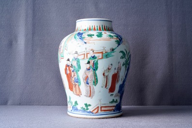 Un vase en porcelaine de Chine wucai au couvercle en bois, &eacute;poque Transition