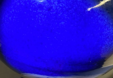 Een Chinese blauw-witte vaas met poederblauwe fondkleur, Kangxi