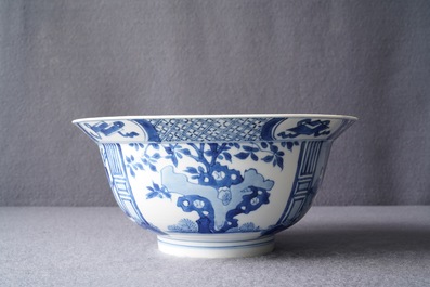 Un bol de type klapmuts en porcelaine de Chine en bleu et blanc, marque et &eacute;poque de Kangxi