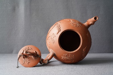 Een grote Chinese Yixing steengoed theepot met druivenranken in reli&euml;f, Kangxi