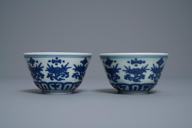 Een paar Chinese blauw-witte kommen met lingzhi, Jiajing merk, 19/20e eeuw