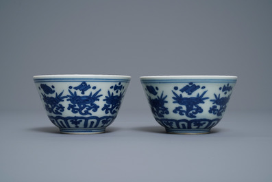 Une paire de bols en porcelaine de Chine en bleu et blanc, marque de Jiajing, 19/20&egrave;me