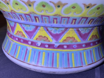 Een grote Chinese famille rose vaas, 19e eeuw