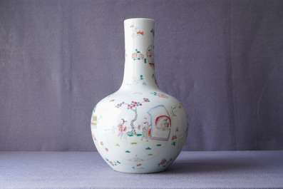 Un vase en porcelaine de Chine famille rose aux m&eacute;daillons figuratifs, marque de Qianlong, 19&egrave;me