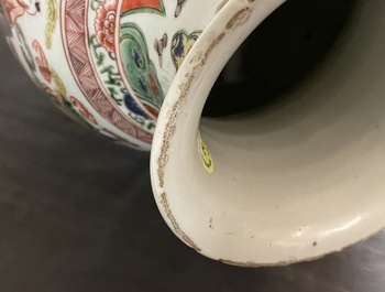 Un vase en porcelaine de Chine famille verte &agrave; d&eacute;cor de guerriers sur chevaux, Kangxi