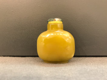 A Chinese yellow jade snuff bottle, 18th C.