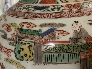 Un vase en porcelaine de Chine famille verte &agrave; d&eacute;cor de guerriers sur chevaux, Kangxi