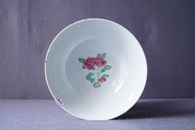 Un bol en porcelaine de Chine famille rose &agrave; d&eacute;cor en relief, Yongzheng