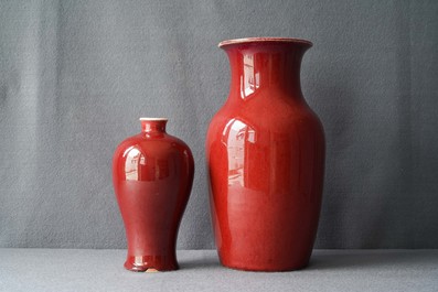 Deux vases en porcelaine de Chine monochrome sang de boeuf et flamb&eacute;, 18/19&egrave;me