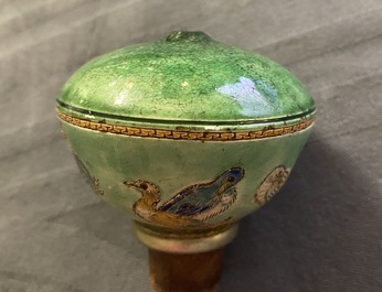 Une pipe &agrave; opium en porcelaine de Chine et sa pochette en soie brod&eacute;e, 19&egrave;me