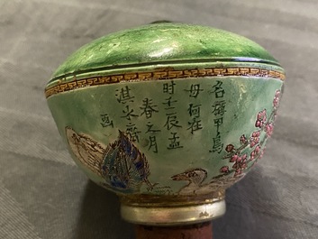 Une pipe &agrave; opium en porcelaine de Chine et sa pochette en soie brod&eacute;e, 19&egrave;me