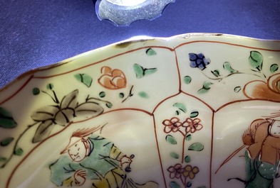 Une paire d'assiettes en porcelaine de Chine famille verte en forme de lotus, Kangxi