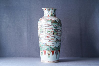 Un vase en porcelaine de Chine famille verte &agrave; d&eacute;cor de guerriers sur chevaux, Kangxi