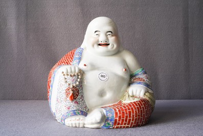 Une figure de Bouddha en porcelaine de Chine famille rose, R&eacute;publique