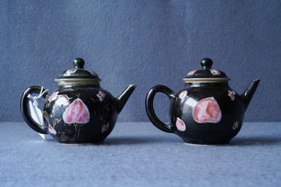 Een paar Chinese famille rose theepotten met zwarte fondkleur, Yongzheng/Qianlong