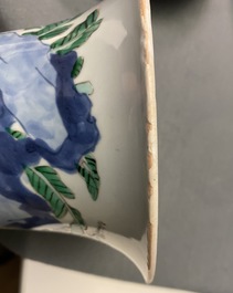 Un vase de forme gu en porcelaine de Chine wucai, Shunzhi