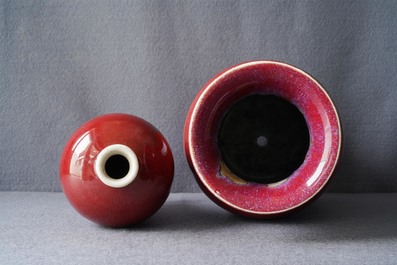 Deux vases en porcelaine de Chine monochrome sang de boeuf et flamb&eacute;, 18/19&egrave;me