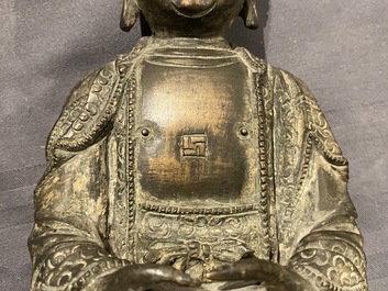 Une figure de Bouddha sur tr&ocirc;ne de lotus en bronze, Chine, Ming