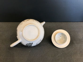 Un service &agrave; th&eacute; de 15 pi&egrave;ces en porcelaine de Chine grisaille, Yongzheng/Qianlong